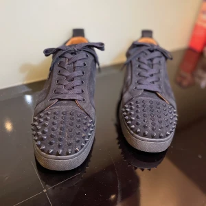 Louboutin skor - Ett par riktigt fräscha loubs i bra skick säljer åt en kompis. Skick 8/10 knappt använda bara höra av er vid frågor och funderingar