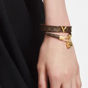 Säljer mitt Louis Vuitton armband i modell Essential V bracelet. Nypris 3000kr box och kvitto medföljer.