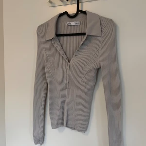 Långärmad topp - Använd, men i fint skick! Långärmad ljusgrå tröja som är lite croppad ✨ Priset är förhandlingsbart!