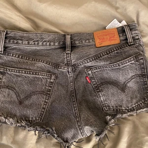 Levis shorts - Supersnygga lågmidjade Levis shorts, skriv om du har några funderingar 🤗 jättebra skick