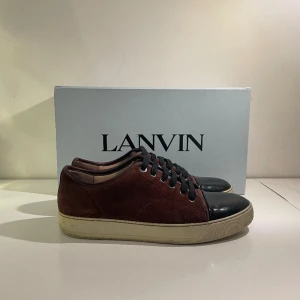 Lanvin skor  - Lanvin cap toe i färgen vinröd. Bra skick! Storlek uk6 vilket motsvarar 40 men sitter som 41/42. Nypris ligger på 4500! OG box ingår i köpet. Skriv pm om du har några frågor eller funderingar