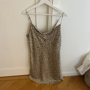 Klänning - Oanvänd klänning i storlek L men passar även M!☺️