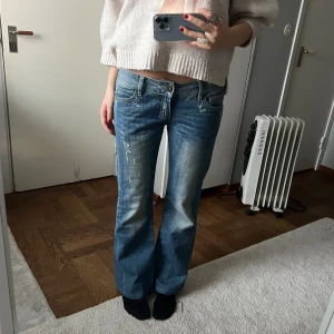 Lågmidjade bootcut - Snyggaste bootcut jeansen med så najs fickor. Midjemått 38 innerbenslängd 76 jag är 170