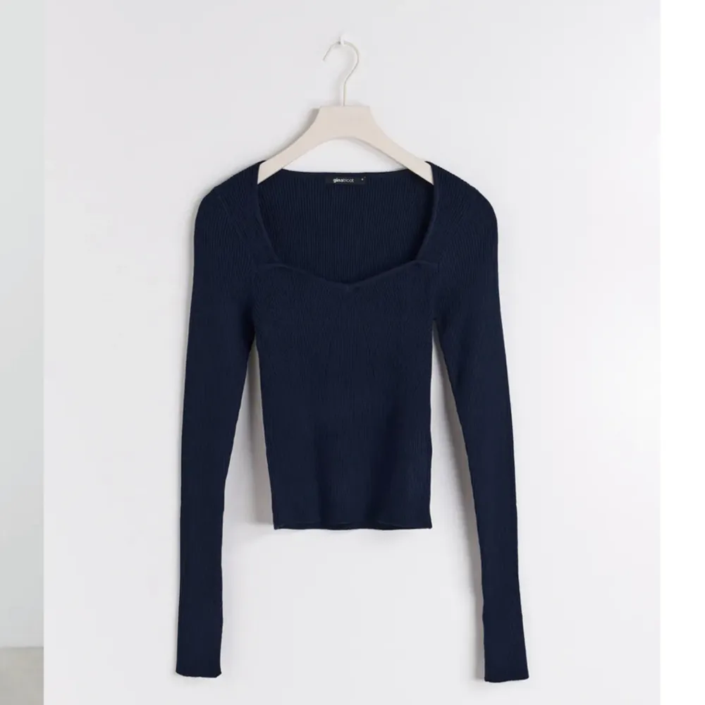 Säljer denna superfina ribbstolars tröja från Gina Tricot i mörkblå😊 Den är endast använd ett par fåtal gånger så den ser nästintill ny ut! Nypris är 300kr men säljer den för endast 199. Tröjor & Koftor.