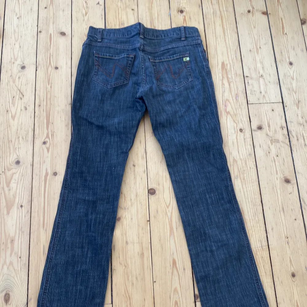Säljer min mammas lågmidjade jeans fån 2000-talet, de är i väldigt fint skick då de enbart har legat i en kartong i flera år. Säljer för att de tyvärr är för små. 💞. Jeans & Byxor.