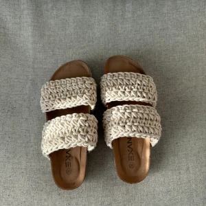 Snygga begie skor till sommaren - Super fina tofflor från Nakd som tyvärr inte kommer till användning längre😍 använda ungefär 3 gånger🌻 köparen står för frakten🥰