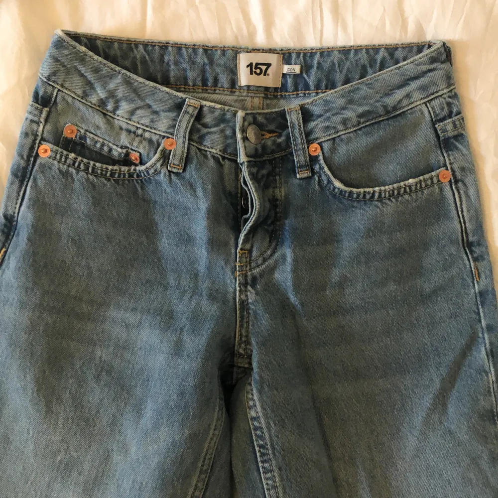 Jättefina basic low waist jeans i storlek XXS som kan sitta lite ”baggy” beroende på. Använda ca 5 ggr så väldigt fint skick.😍. Jeans & Byxor.