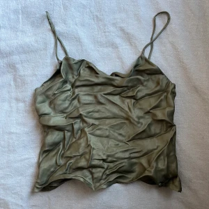 grönt satin linne - lite skrynkligt på bilden hehe.. men så fint och somrigt linne! från zara, i strl XS. 