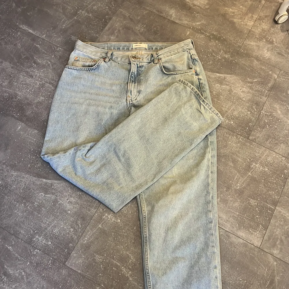 Skit snygga jeans, de är straight och är lågmidjade, jag är storlek 38 i Jeans men tog 40 i dessa för att jag ville ha dom mer låg midjat. Skriv till mig för mått🩷. Jeans & Byxor.