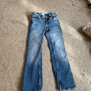 Jeans från Gina Tricot, köpt för 350kr och säljer för 70! Inga defekter eller liknande, str 146 men har vanligt vis 158 och dom passar bra! Är ca 155/160 lång och de är bra i längden. Skulle säga runt xs 
