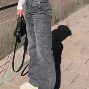 Säljer dessa super snygga jeans från zara !! Sparsamt använda och långa på mig som är 173🩷