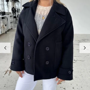 Design by Si Ginalli Coat - Fin kappa som knapp är använd, ser ut som ny. Passar till många tillfällen och perfekt till våren.