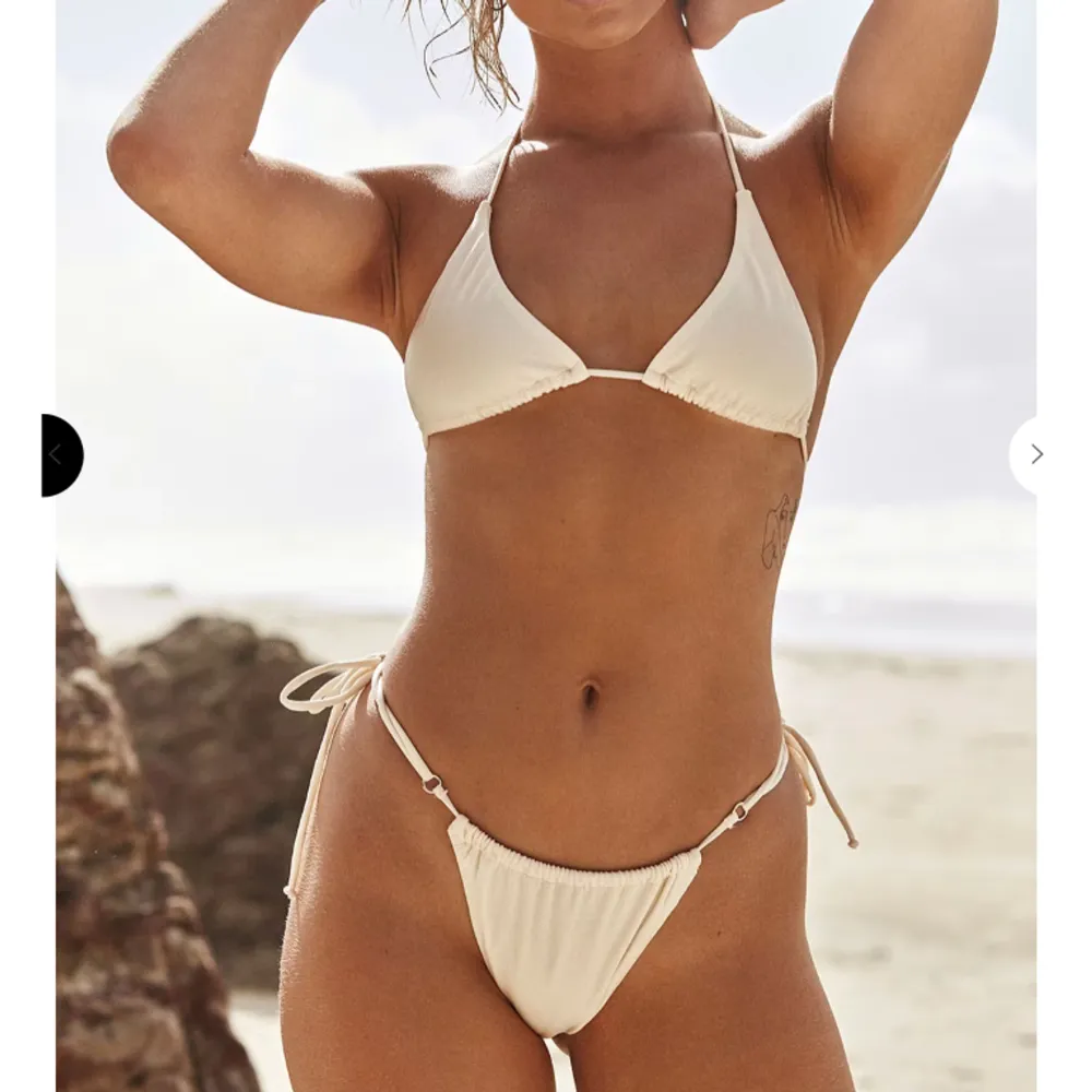 Beige / benvit bikini det från Molly Rustas kollektion med Chiquelle  Storlek S på underdel & överdel Aldrig använd, prislapparna sitter kvar Nypris 800kr. Övrigt.