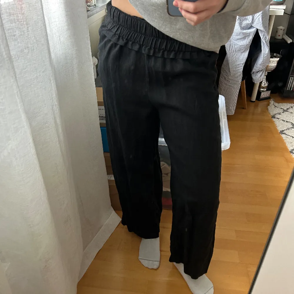 Aldrig använda, kan vikas så de blir lowwaisted🎀 är 163 cm . Jeans & Byxor.