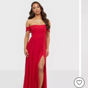 Röd balklänning  - Säljer denna fina festklänning som passar perfekt för bal eller finsittning! Den är använd endast en gång och köpt för 700kr på Nelly. Kan skicka fler bilder om det önskas, köparen står för frakten ❤️