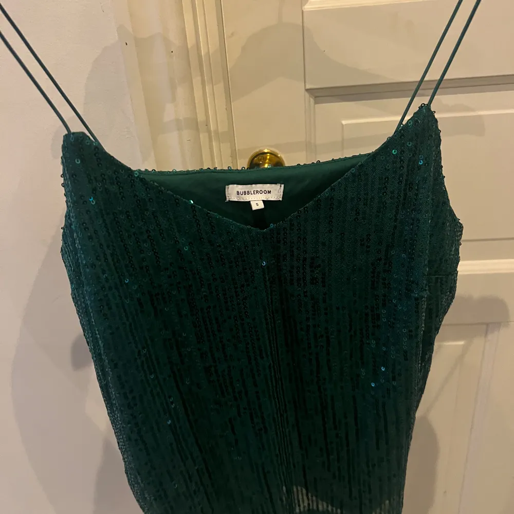 Säljer detta linnet från Bubbelroom i en otroligt fin grön färg som är perfekt till middag eller fest! Linnet är endast använt 1 gång!🌟. Toppar.