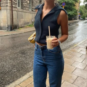 Cardigan  - Cardigan från cos, finns inte längre kvar på hemsidan. Exakt samma model som första två bilderna, bara att den är långärmad🤍