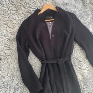 Svart vårkappa STOCKH LM 36 - Superfin svart vårkappa från märket STOCKH LM. Sparsamt använd!🥰 Strl 36