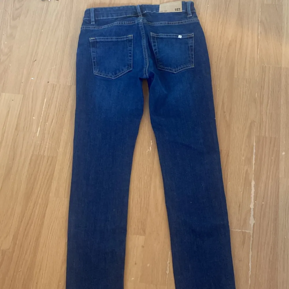Ett par mörkblå jeans från lager157 i storlek 150 , Bra skick (Aldrig andvända) . Jeans & Byxor.