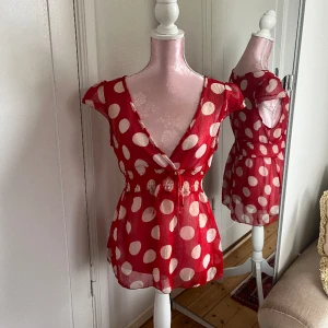 Röd topp - Röd mesh topp med pricka ❤️🤍