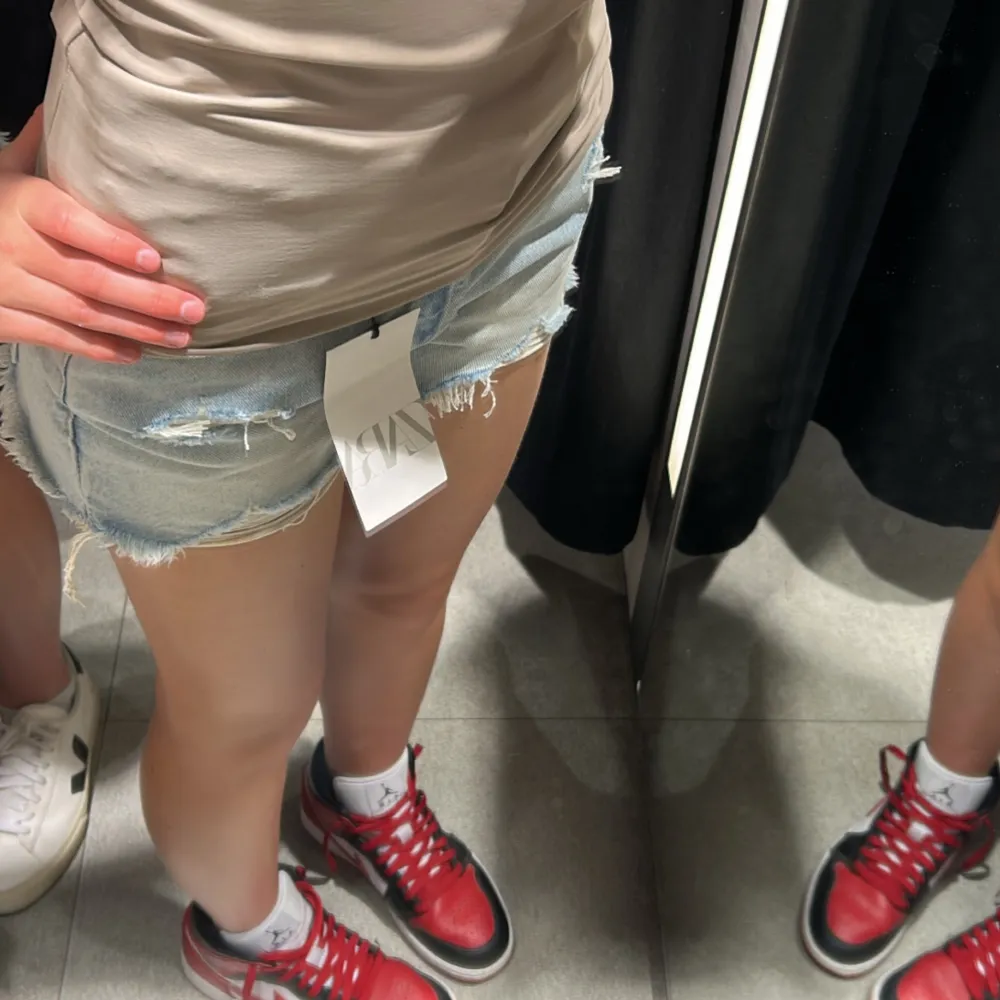 Säljer dessa Mid Wasited Shorts från Zara! Använt 2-4 gånger! Bra skick!! 💞💞 Tryck på köp nu ifall du ska köpa💞💞. Shorts.