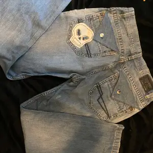  Jeans med coolt tryck inte så mycket använt coola fickor med dödskalle detalj 