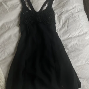 Svart klänning  - Svart kort klänning med fina detaljer. Den har dragkedja bak och sitter så fint på. Skriv i dm om du har frågor eller vill ha fler bilder. 
