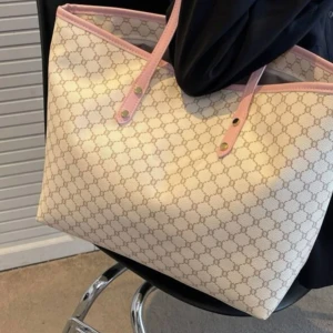 Säljer denhär väskan som jag köpt på shein för 182 men jag har inte använt den så myckrt så säljer den 🤍 - .