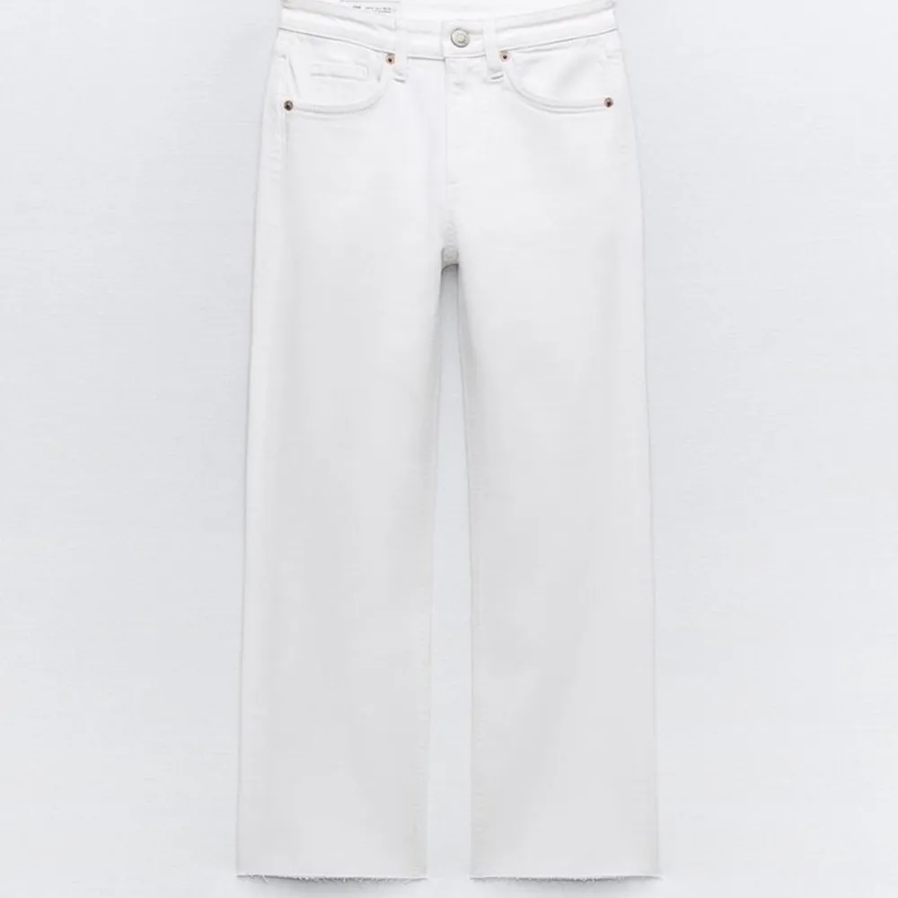 Jättefina vita jeans i bra skick, bilden är lånad💕. Jeans & Byxor.