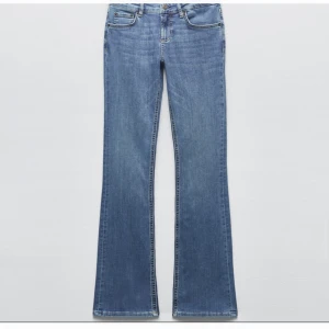 Säljer domhär zara jeansen som jag inte använder,och knappt använt heller 🤍 - Bra skick knappt använt dom 🤍 Men väldigt fina  