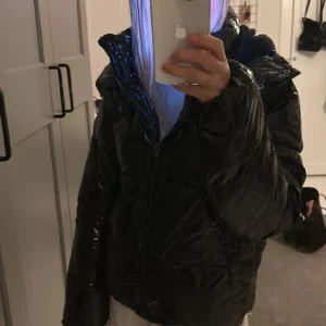 nelly glansig jacka - aldrig använd💖