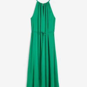 Säljer min gröna långklänning från HM då den inte kommit till användning mer än 1 gång❤️storlek s, 300 kr inkl frakt 
