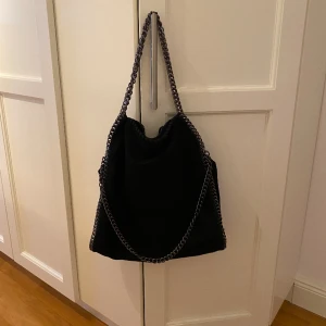 Kedjeväska - Stella McCartney liknande väska i super bra skick, sällan använd, skriv privat för fler bilder. (Får plats med mycket)