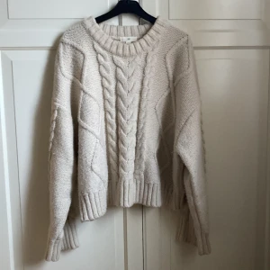 HM tröja  - Härlig tröja som passar en kall sommarkväll eller nu på vårvintern 🌸 