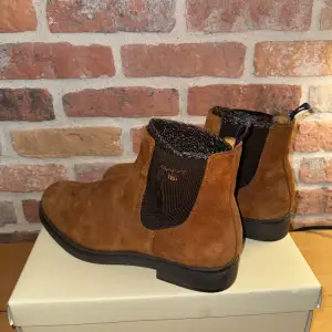 Chelsea boots i mocka, storlek 45. I nyskick, endast använda ett fåtal gånger. Passar perfekt till våren☀️