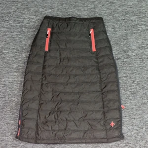 Täckkjol - Fin begagnad täckkjol. Kommer från ett djur och rökfritt hem.