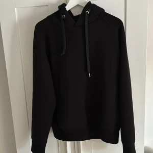 Neil barrett hoodie - Tja säljer denna sjukt feta och sköna Neil barrett hoodien i svart men en defekt på snöret (Syns på bild 3) Nypris kring 6 tusen annars skick 8/10 hör av vid fundering 🤔