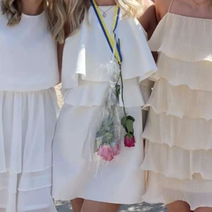 Vit klänning  - Så fin kläning som ja endast använt på en skolavslutning, bra skick, passar perfekt till avslutning och student🤍🤍kan bäras på två sätt 