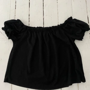 Fin topp - Jättefin topp som är perfekt till sommaren💕 den är från Gina tricot och är i väldigt bra skick🤍 