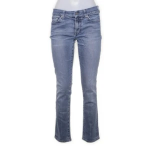 lågmidjade jeans  - SÅ fina! men passar tyvärr inte mig eftersom jag råkade köpa fel storlek 💔 passar s-m ❤️‍🔥 midjemåttet är ca 80 och innerbenlängden 77😽(pris är diskuterbart) 