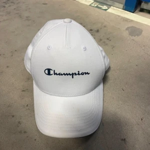 Champion keps - Nästintill använd så den vita färgen är fortfarande vit 