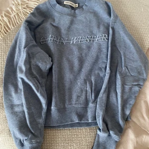 Sweatshirt - En fin baby blå sweatshirt från Carin Wester. Den är lite oversize, eller om man tänker att den är en xs så är den alltså lite stor i storleken. Passar S och kanske till och med M. (Ingen aning). Nypris 429kr.