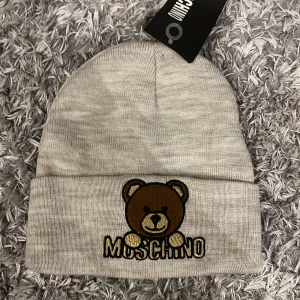 Moschino mössa grå - Moschino mössa grå Kan mötas i sthlm Kan frakta
