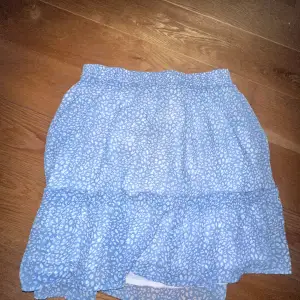 En otroligt fin ljusblå kjol 🩵 Stl M å i jättefint skick nästan aldrig använd. Säljer för den blir lite för låmg på mig som är 155. Passar super bra till sommaren. Skriv privat för eventuella frågor 🫶