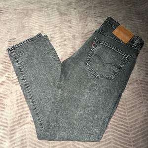 Snygga Levis 502 Jeans som är sparsamt använda. Byxorna felfria och har inga tecken på användning. Måttet på byxorna är W 31 / L 32. Priset kan diskuteras vid snabb affär. 