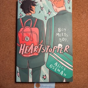 heartstopper bok 1 - skriv för fler bilder eller några frågor 🩵 köp genom ”köp nu” eller swish <3 ny och endast bläddrat genom den !! endast stått i min bokhylla :) den är på engelska !!