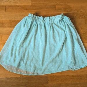 Mintgrön kjol  - Knappt använd, söt kjol i mintgrön med prickar 💚 färgen är som på sista bilden!