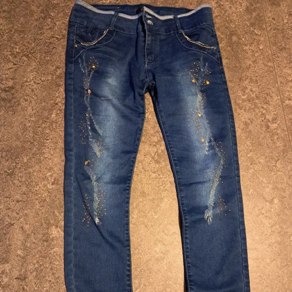 Dekor på bakfickan och framsidan. Jeans & Byxor.