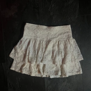 Sommarkjol - Vit fin mönstrad kjol från Hm i bra skick. Stl Xs/S. 