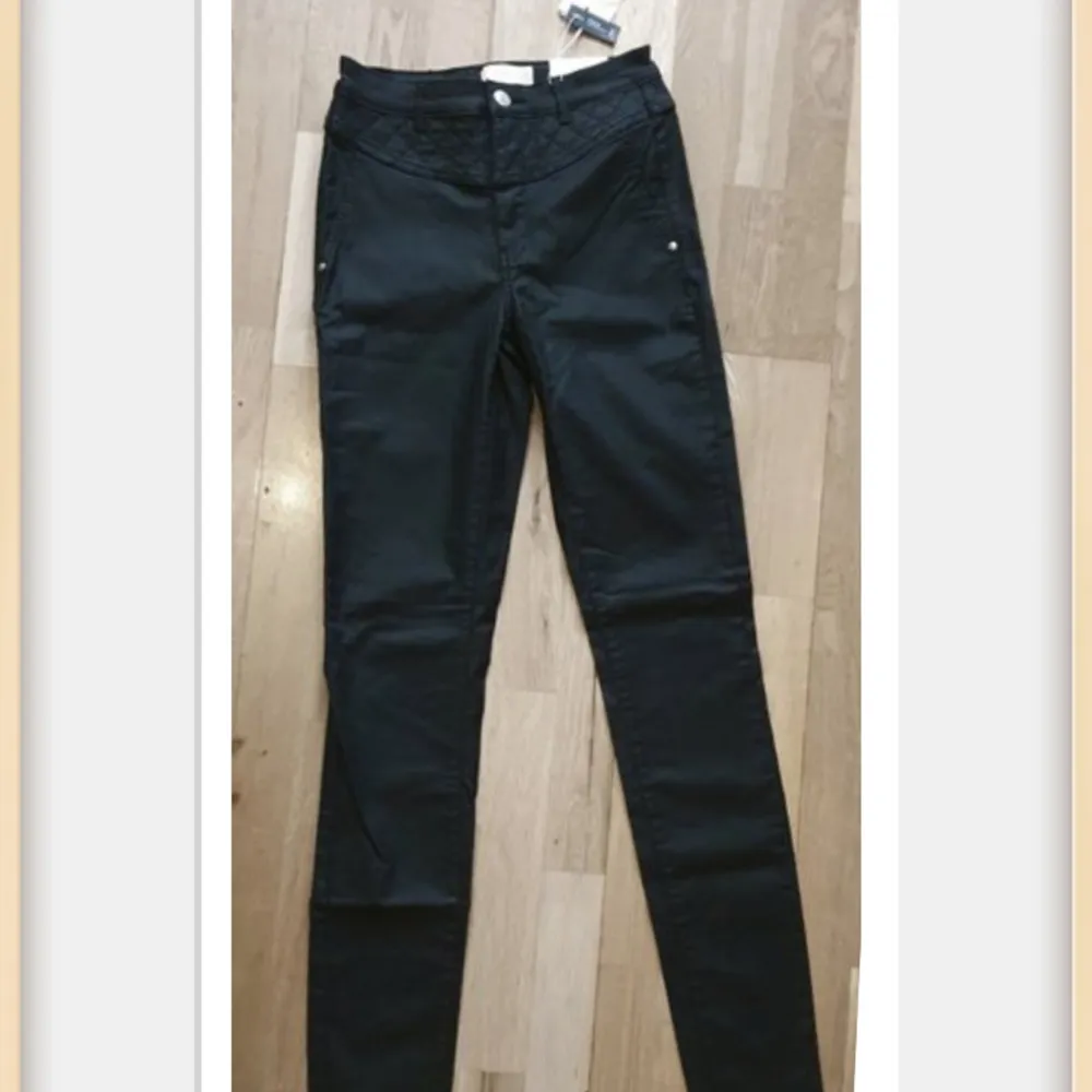 Jätte fina svarta jeans ! Modell: Paola Skinny High Waist Storlek: EU 30/36  77% Viskos 20% Nylon 3% Elastan  NYA !! Nypris: 529 kr. Jeans & Byxor.
